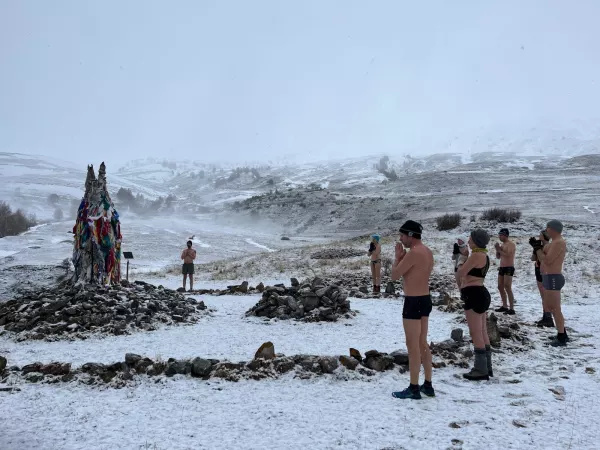 Participants torse nu en cercle sur un plateau enneigé à Vétan.